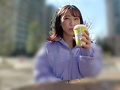 巨乳美女が逆ナンパで釣ったM男にディープキスと乳首舐め、足コキでチンポに絡みつく痴女プレイ